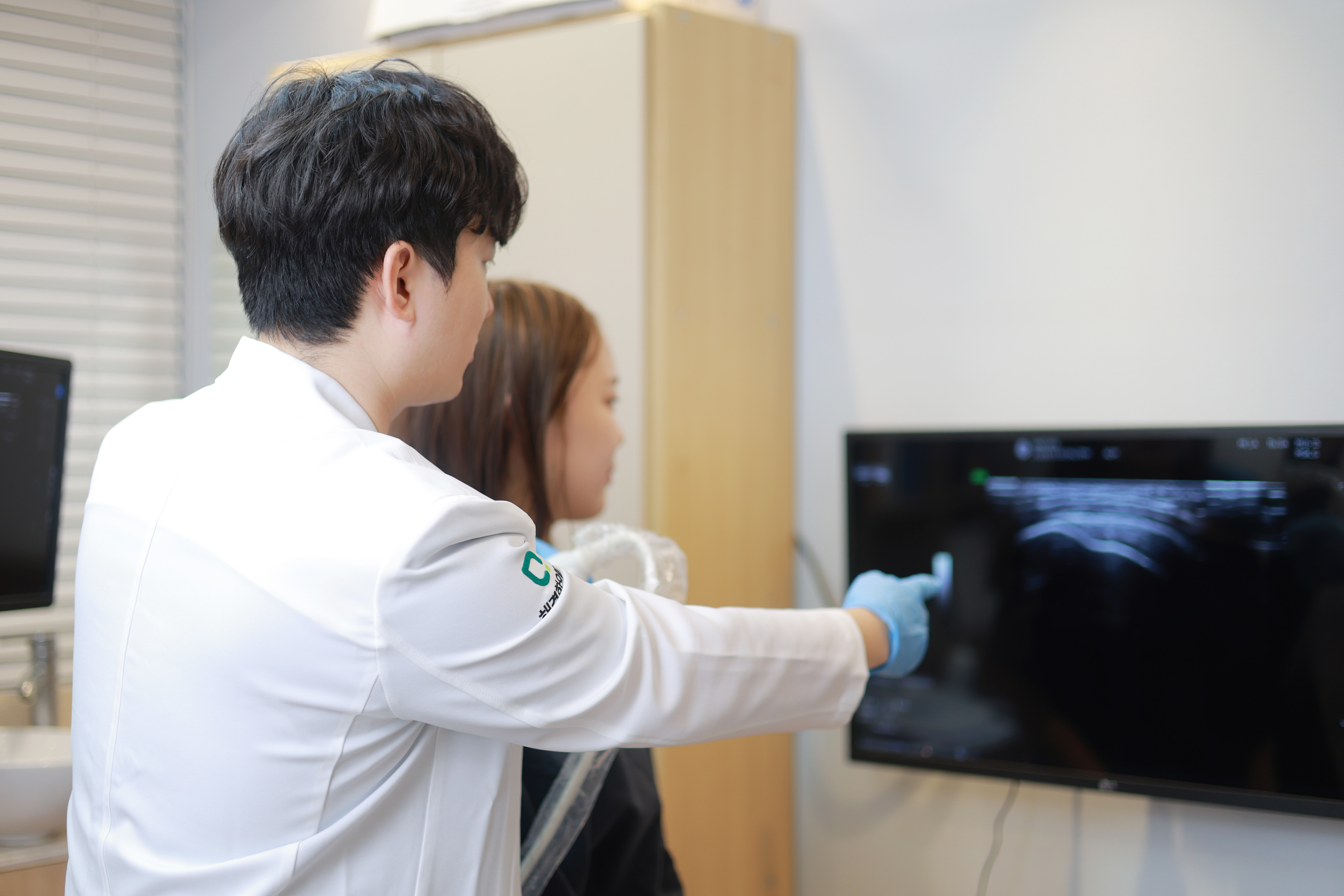 초음파 영상을 설명하는 원장